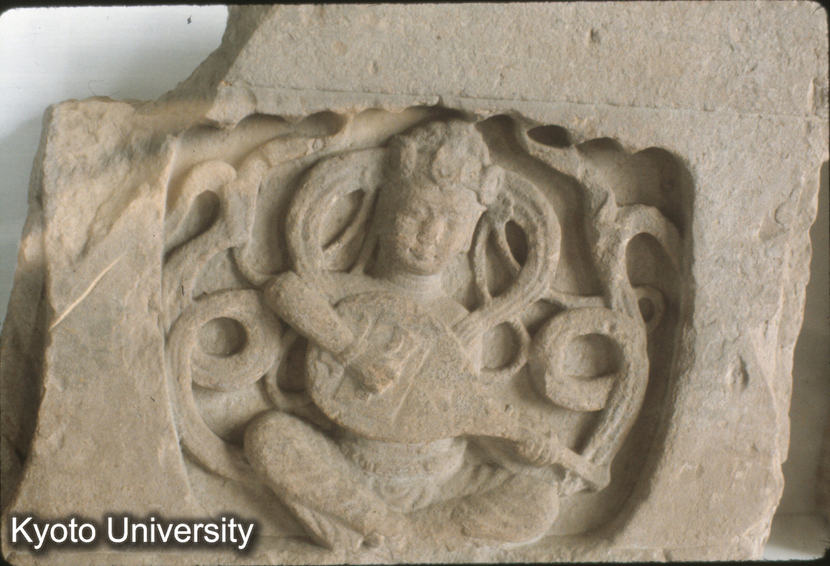 116-14_成都万仏寺出土（1959） 石刻楽伎 南北朝 四川博 (1)