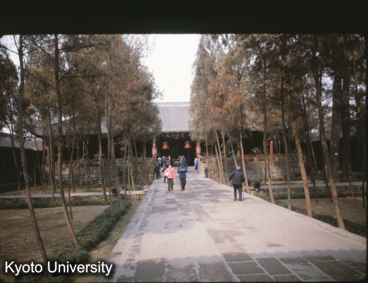 116-35_成都 武侯祠 二門より前殿（劉備殿）をみる (1)