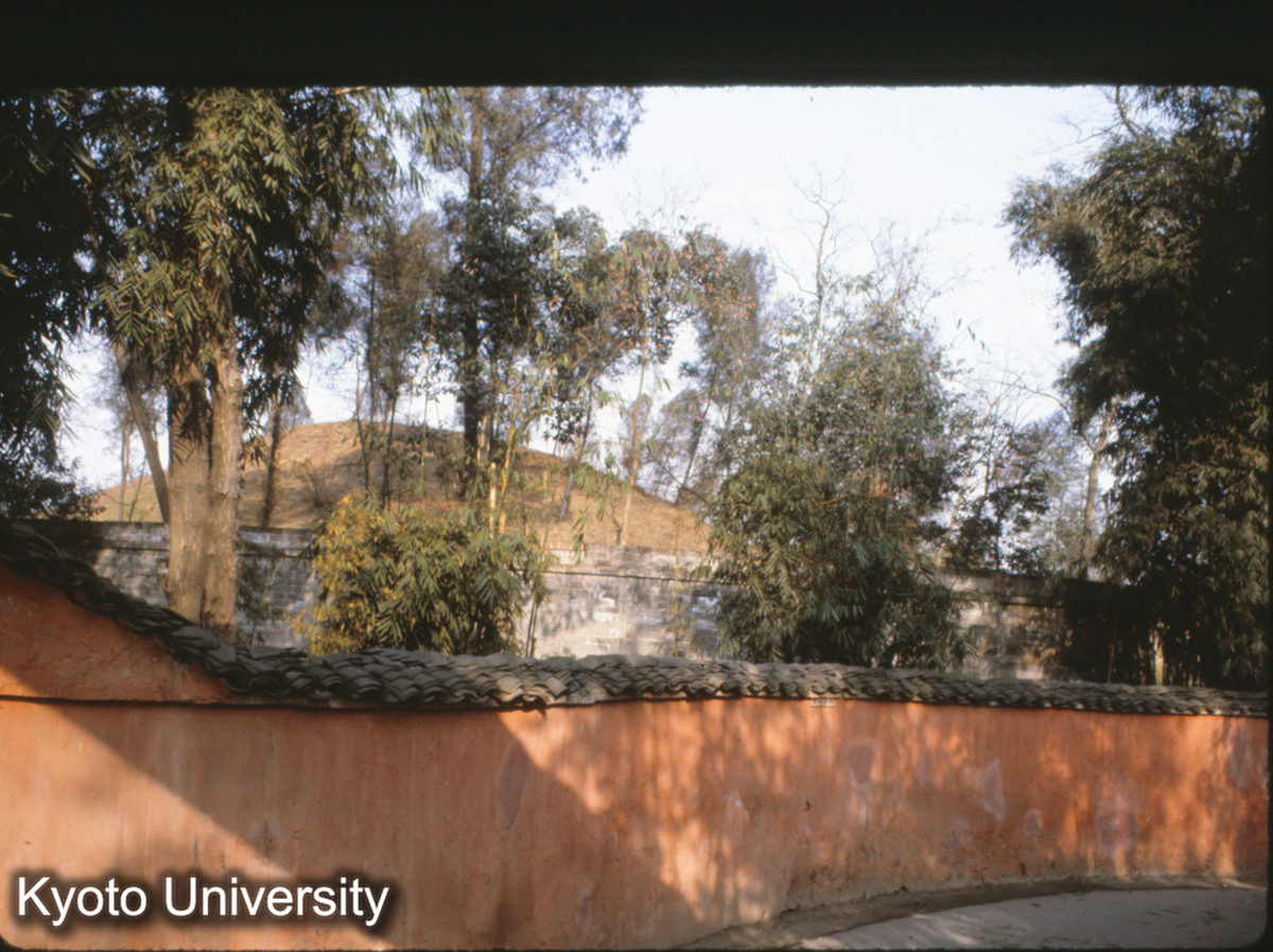 117-26_成都 劉備墓 墳丘と囲墻 (1)