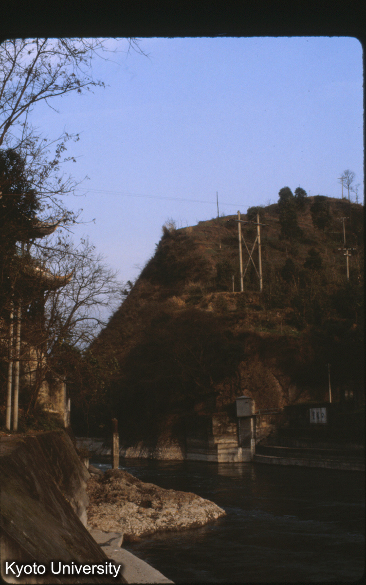 119-8_灌県 都江堰 カットした山 (1)