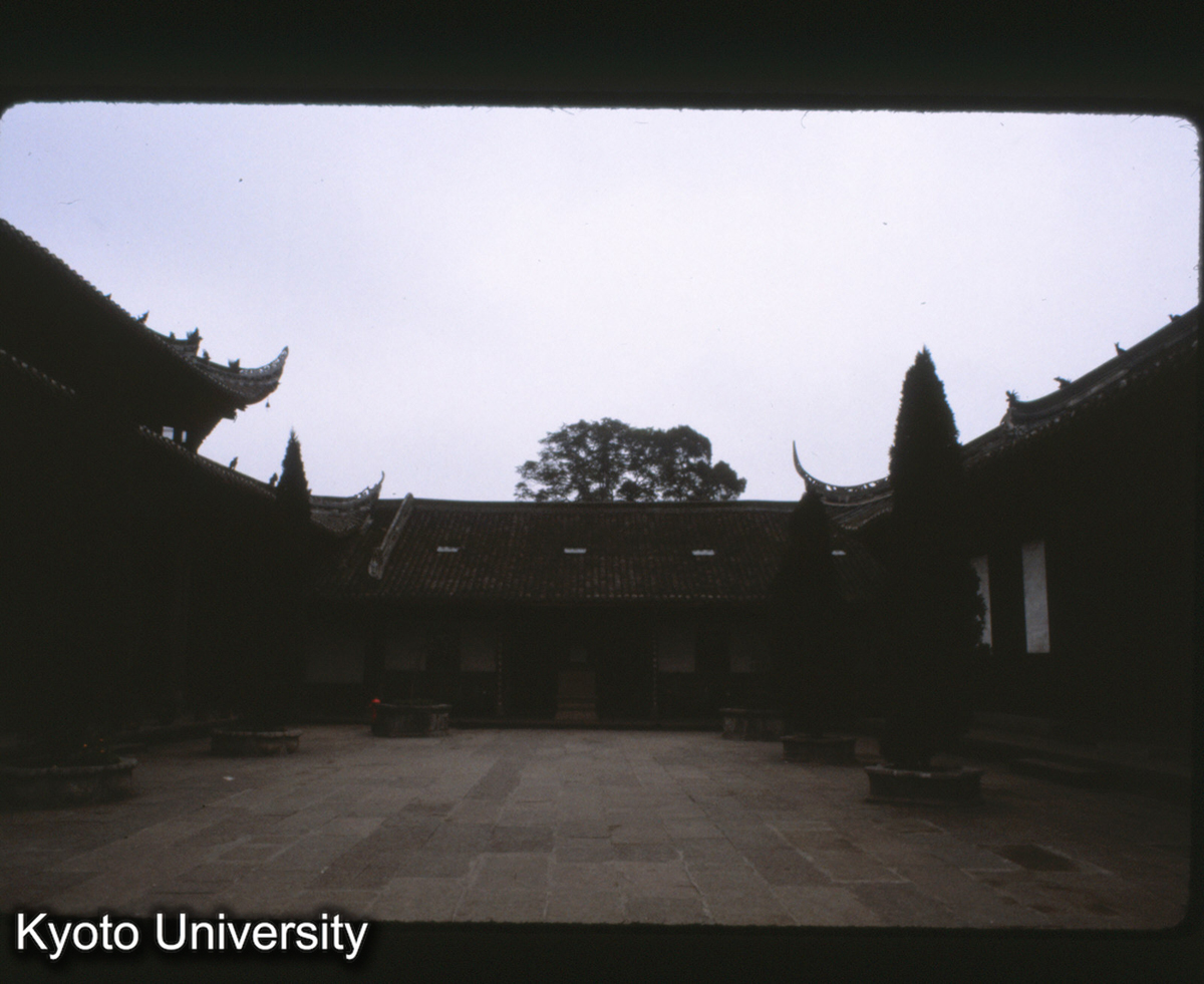 122-32_成都 宝光寺 蔵経楼-大雄宝殿 (1)