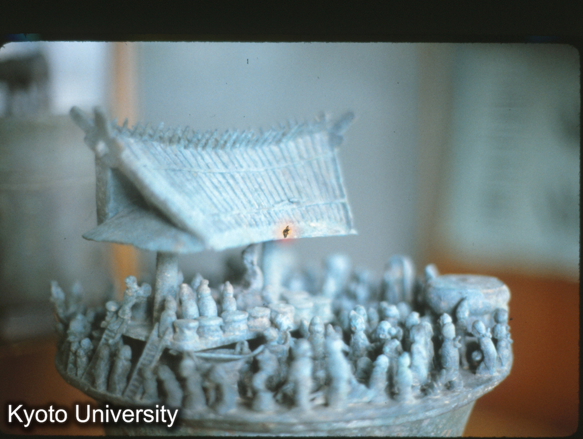 126-37_青銅貯貝器蓋 祭殿（雲南石寨山） 上海博 (1)