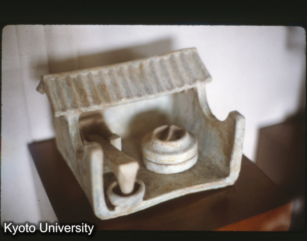 127-3_緑釉陶磨房（ひき臼・つき臼） （漢） 上海博 (1)