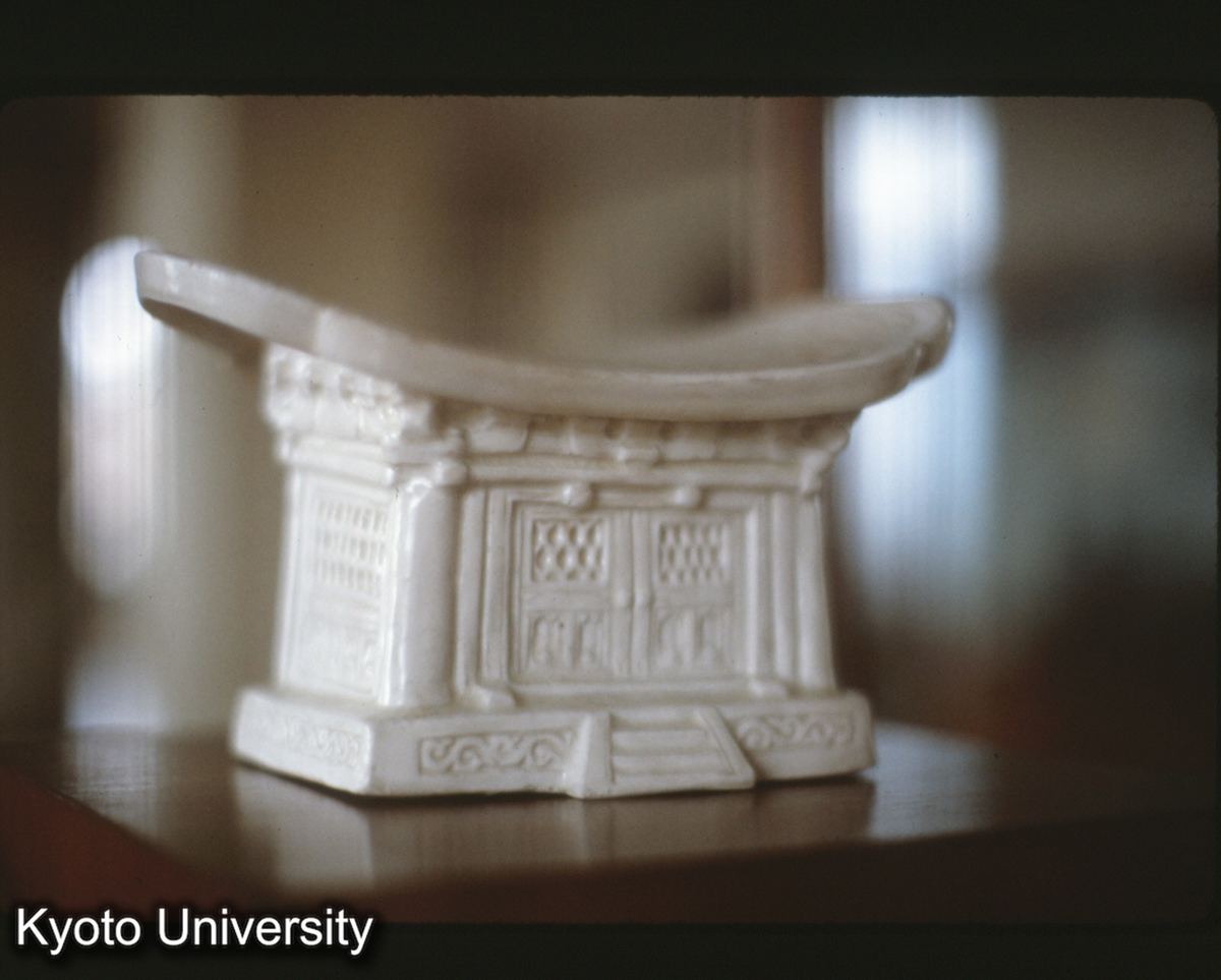 127-6_白釉鏤彫宮殿人物枕（五代907-960） 上海博 (1)