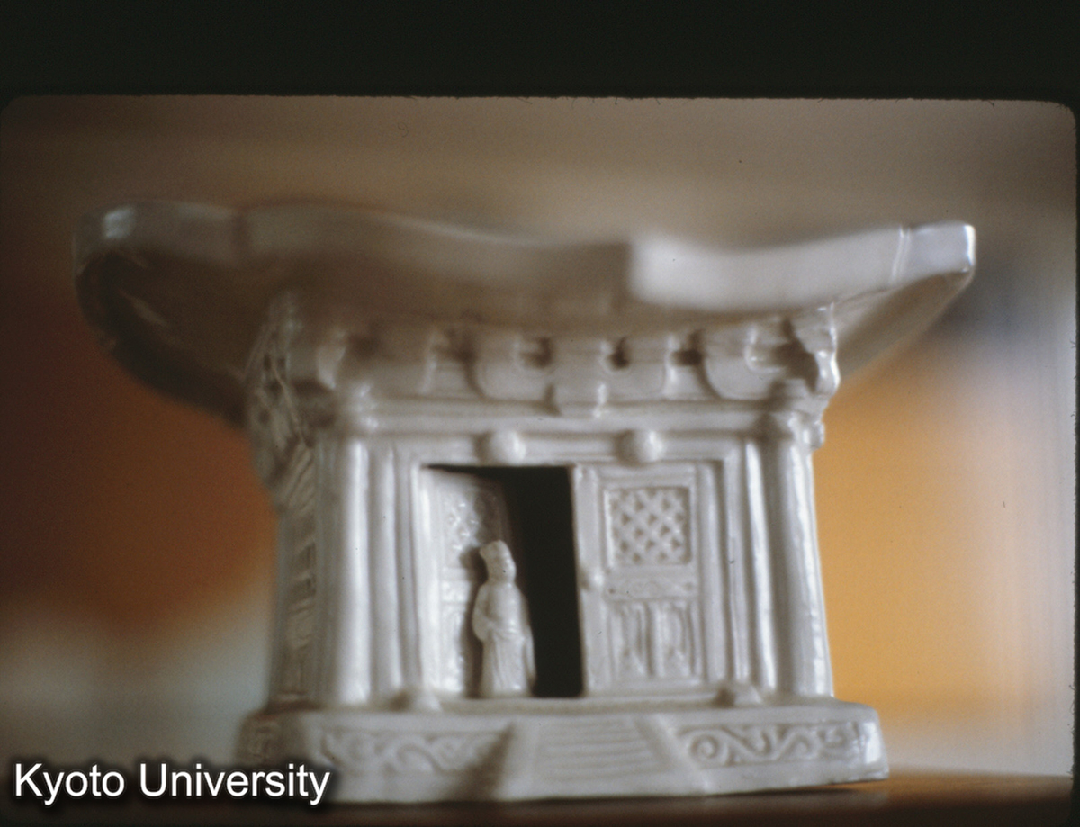 127-7_白釉鏤彫宮殿人物枕 五代（907-960） 上海博 (1)