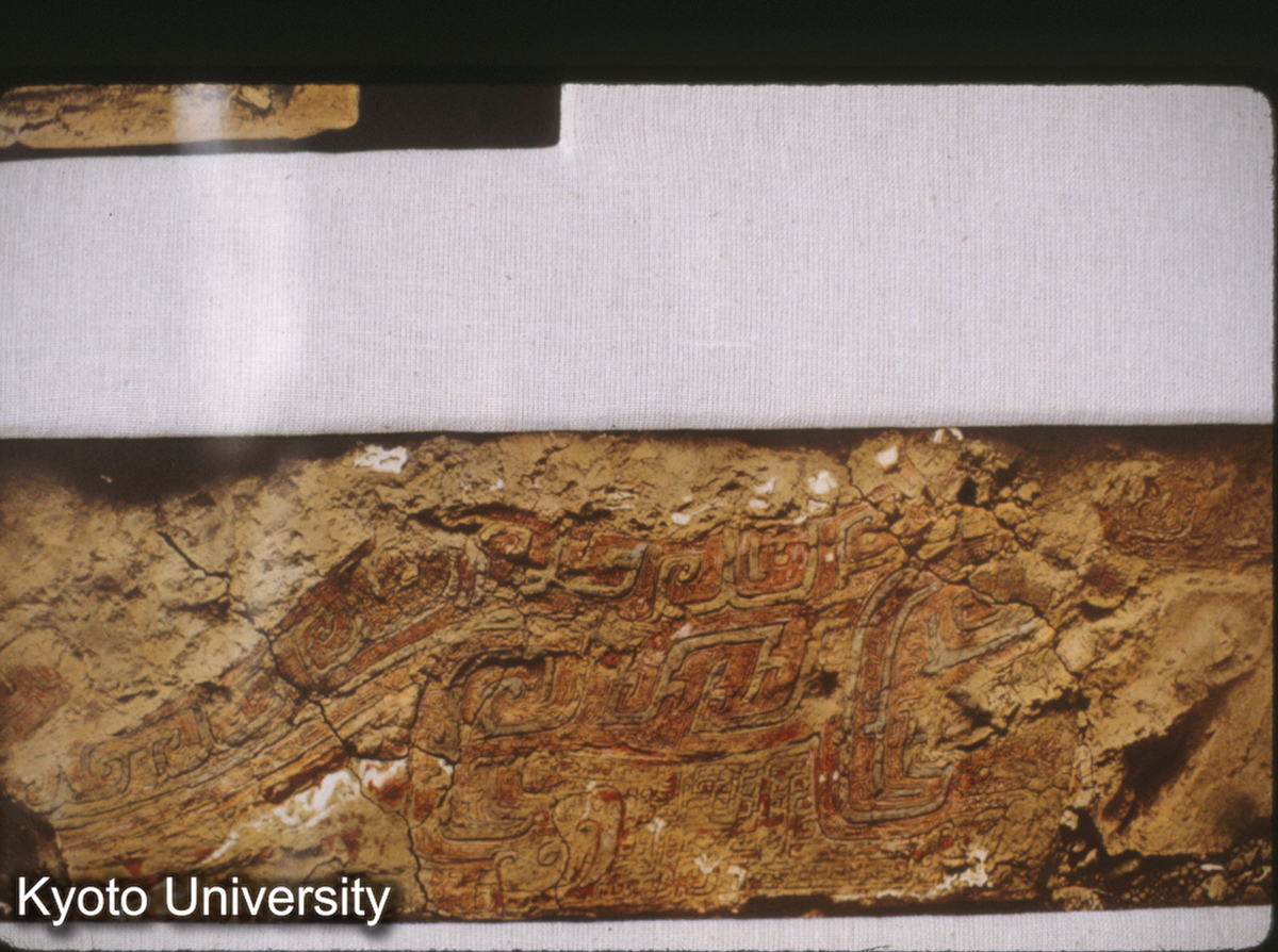 127-8_木彫彩絵印痕 （商代・河南安陽侯家荘）写真 上海博 (1)