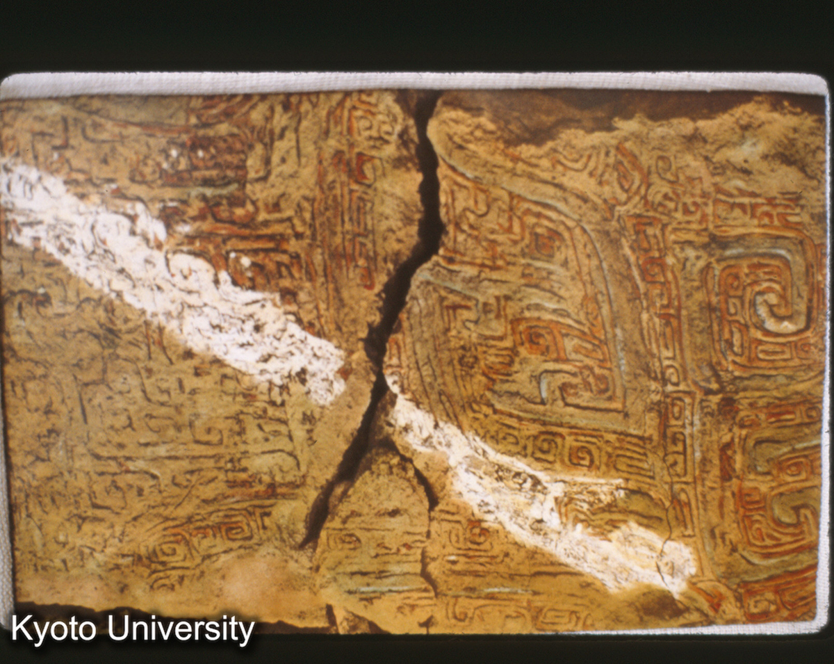 127-9_木彫彩絵印痕 （商代・安陽侯家荘）写真 上海博 (1)