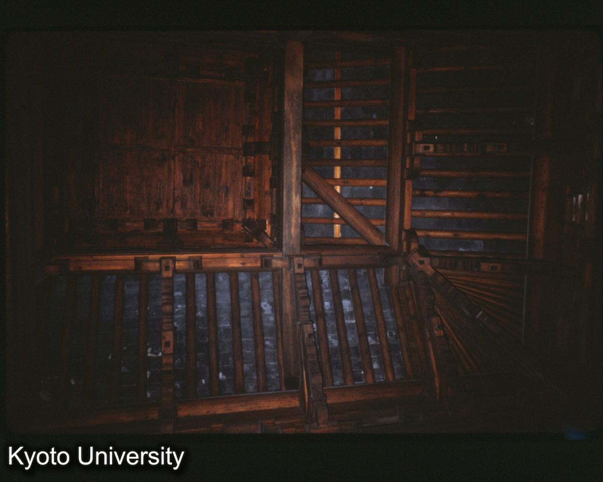 127-28_真如寺正殿 隅の梁架見上げ (1)