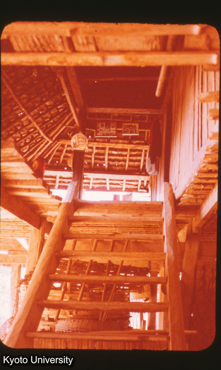 P302_景洪 タイ族民居 階梯 (1)