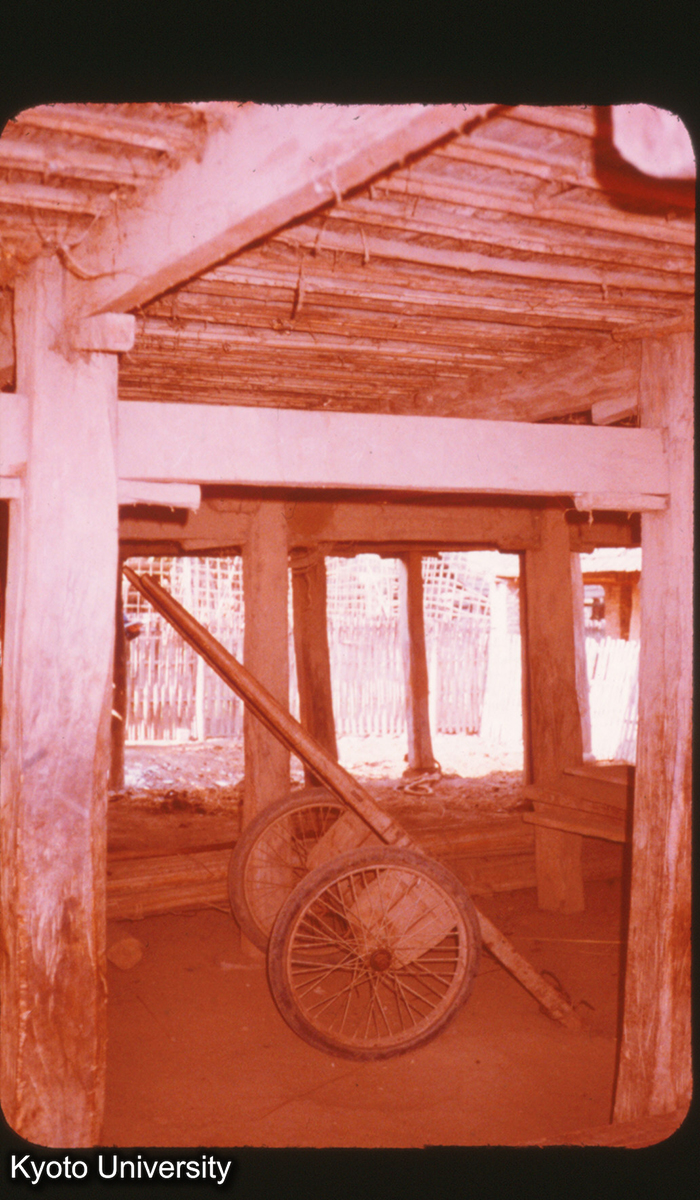 P304_景洪 タイ族民居 楼下 (1)