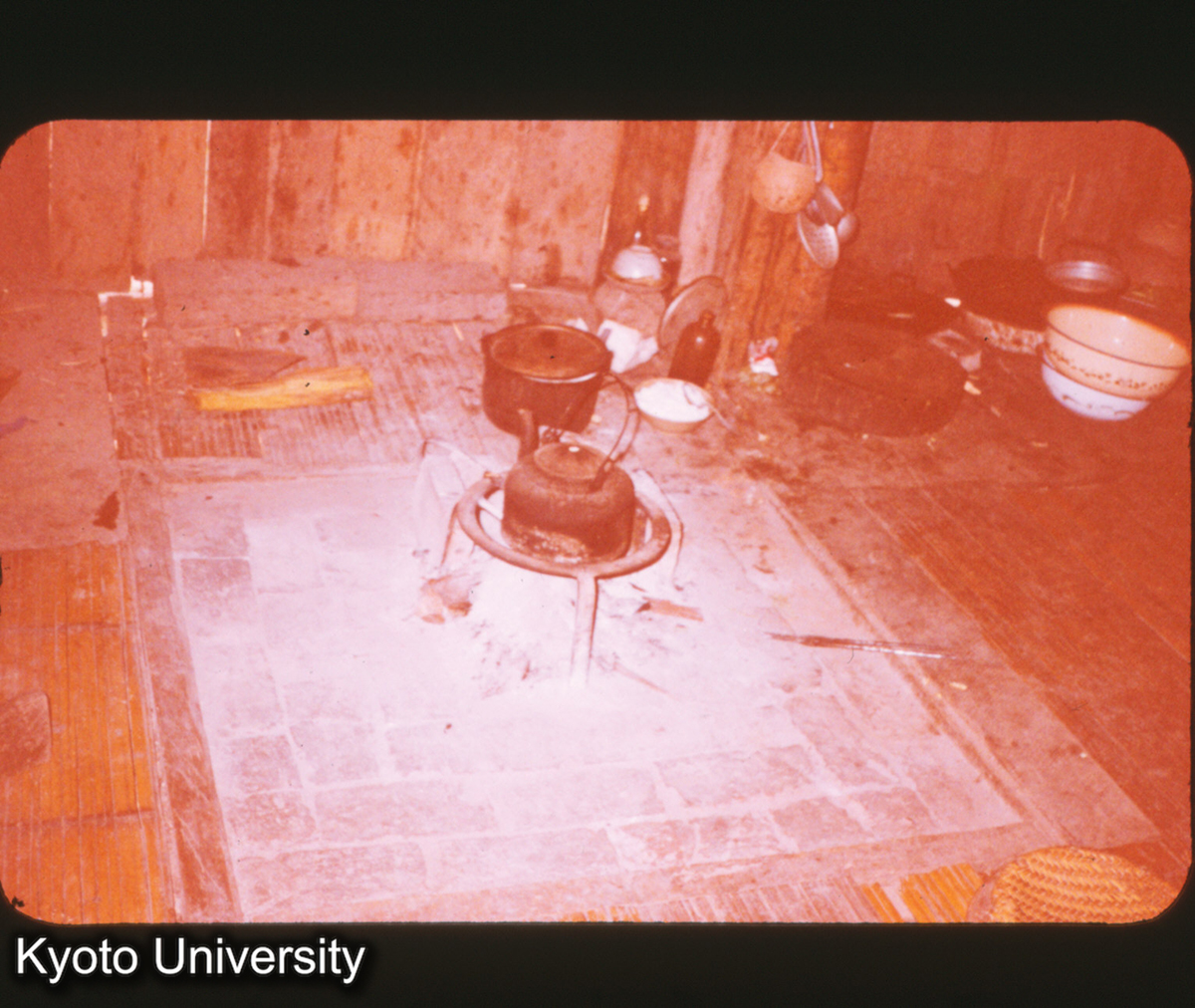 P309_景洪 タイ族民居 いろり (1)