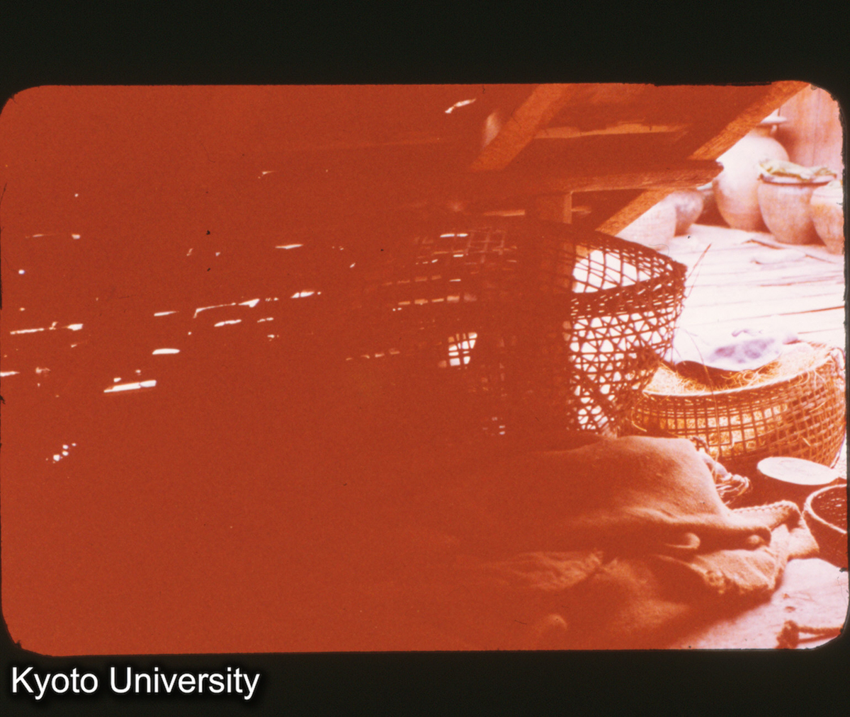 P317_屋根下の棚 景洪 タイ族民居 (1)