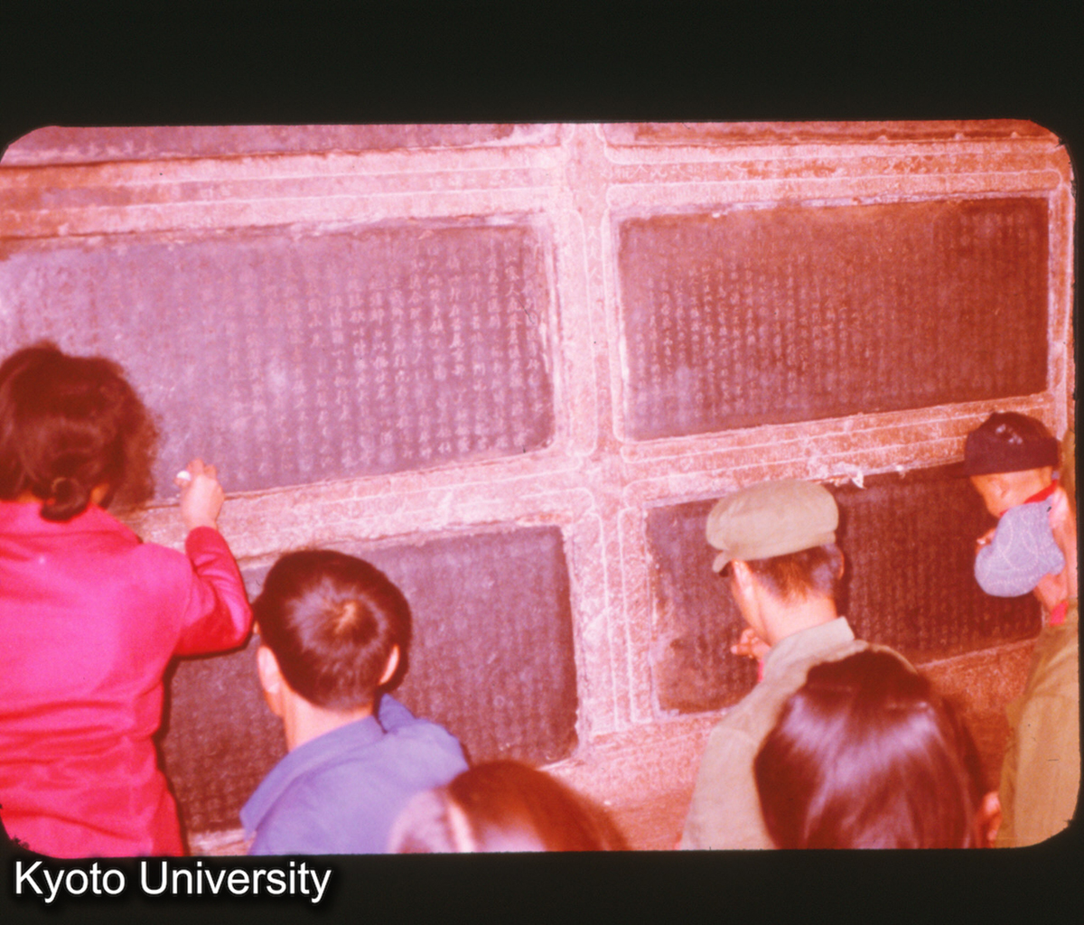 P341_碑はコイン遊び 昆明 (1)