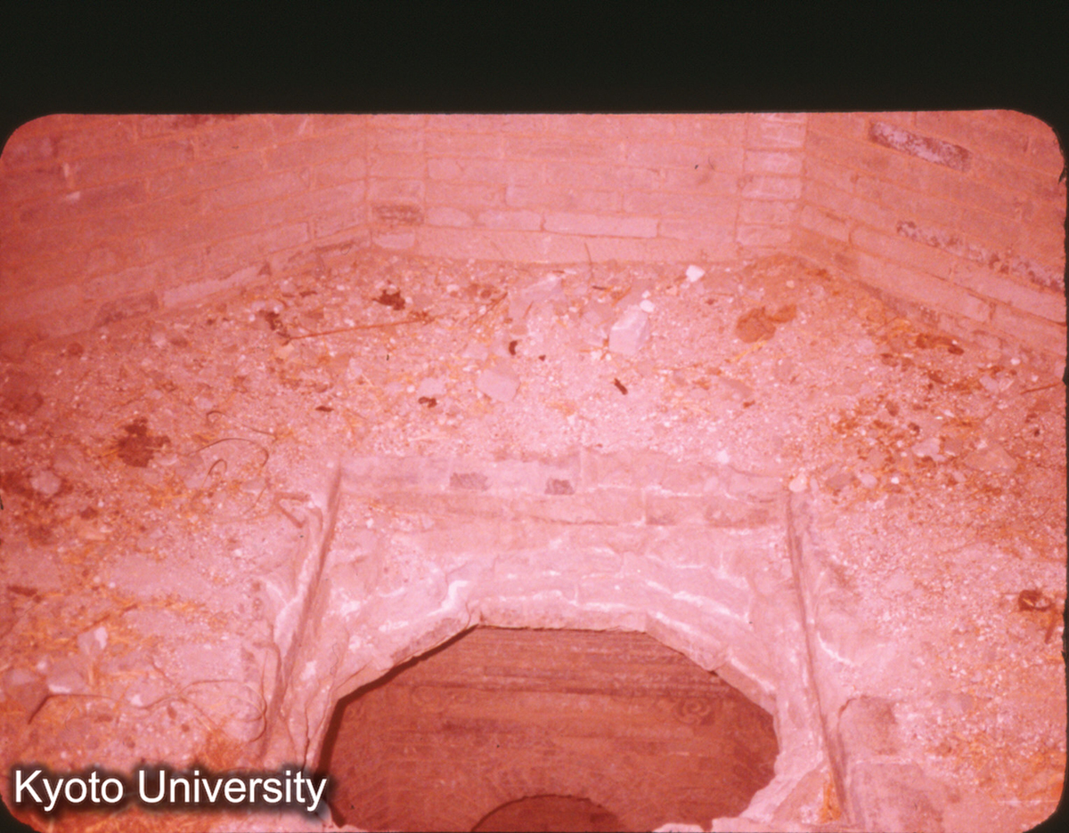 P108_太原 永祚寺双塔 ドームの陥穴（修理中） (1)