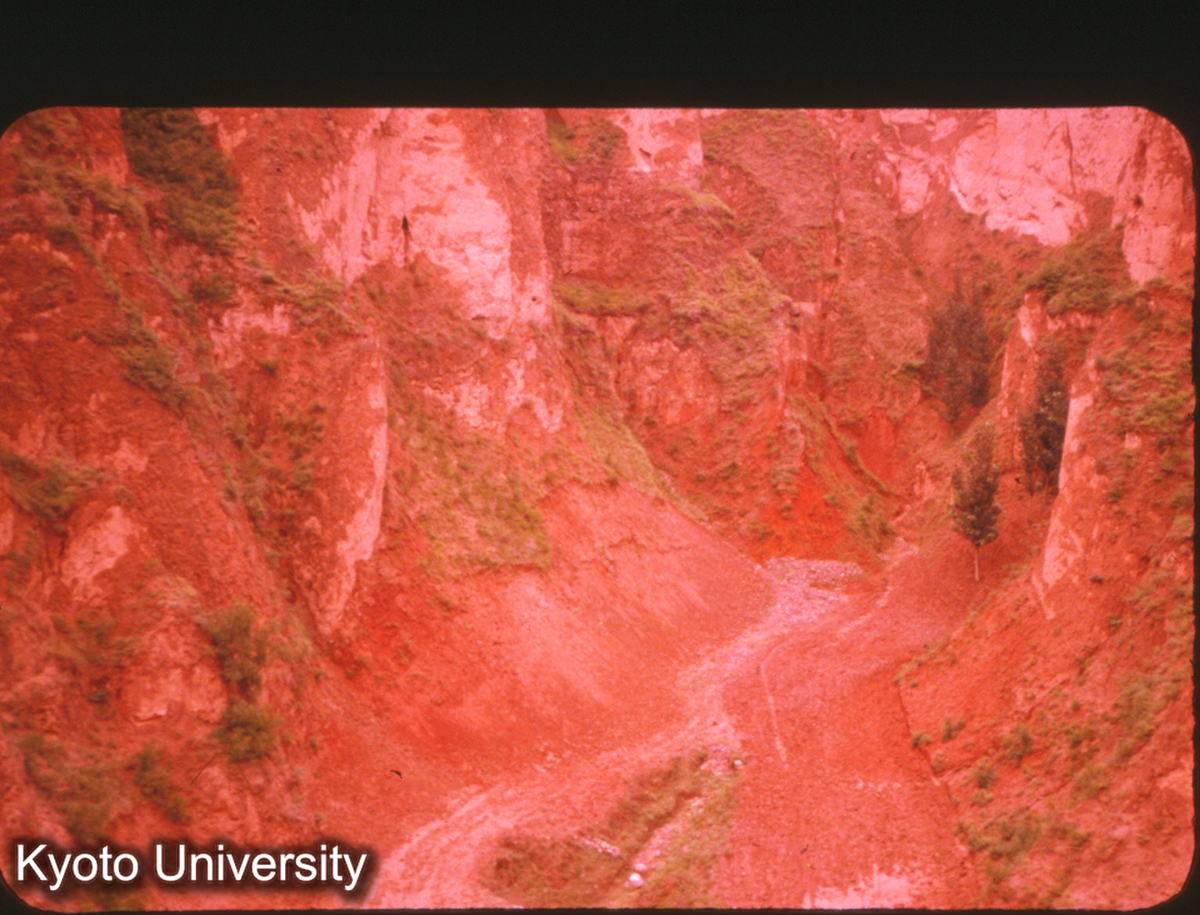 P130_黄土の断層（三門峡-洛陽の門） (1)