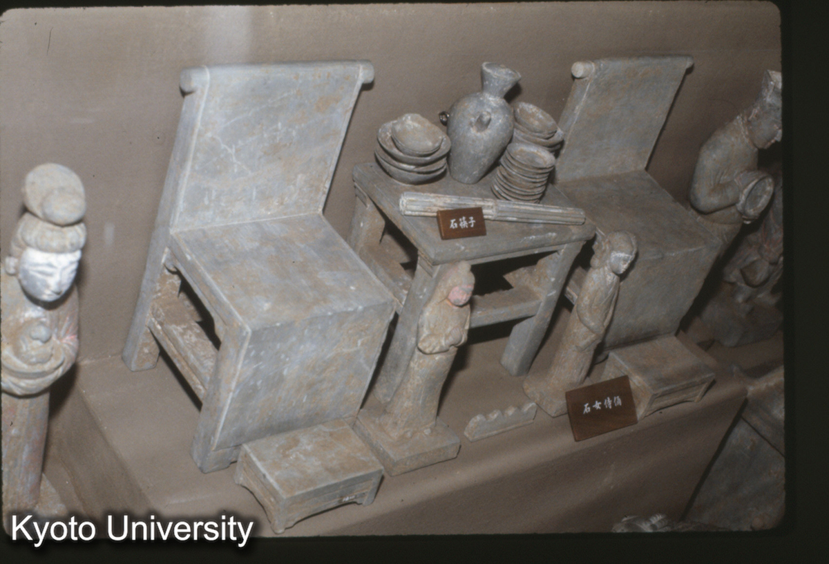 104_河南方城塩店・張土墓出土 石造「一卓二椅」、石筷子 (1)