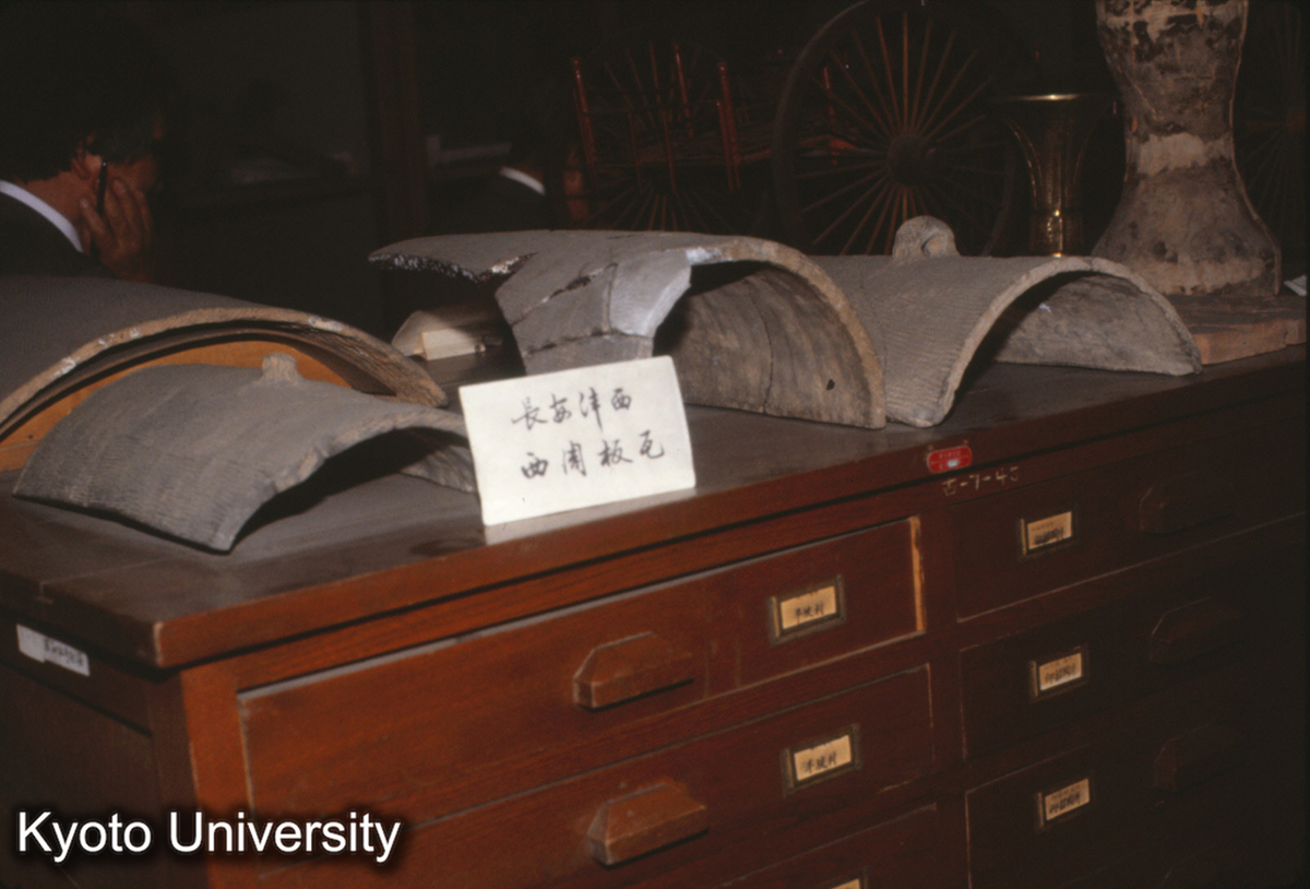 118_陝西長安灃西・西周板瓦 （社科院考古所展覧室） (1)