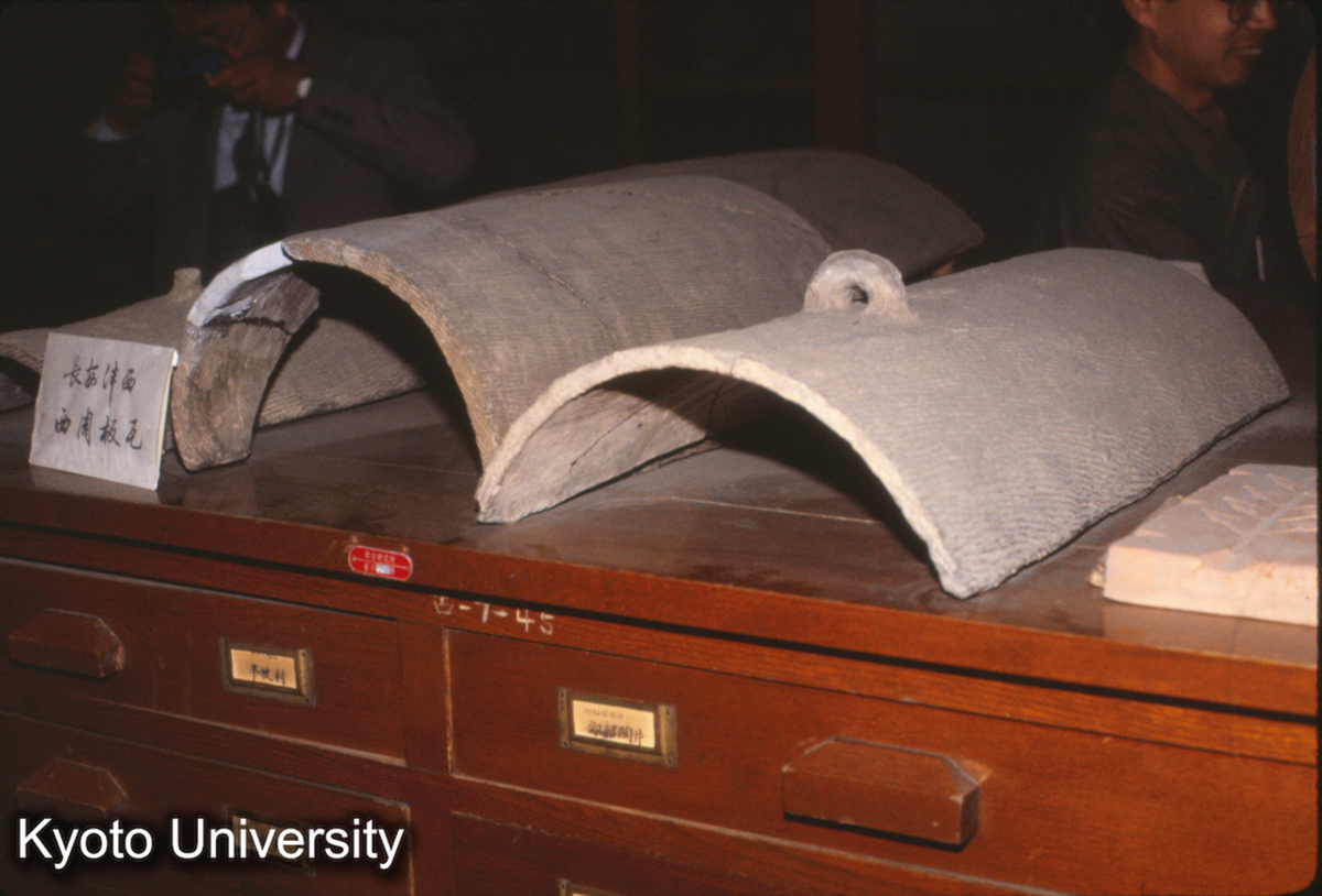 119_陝西長安灃西・西周板瓦 （社科院考古所展覧室） (1)