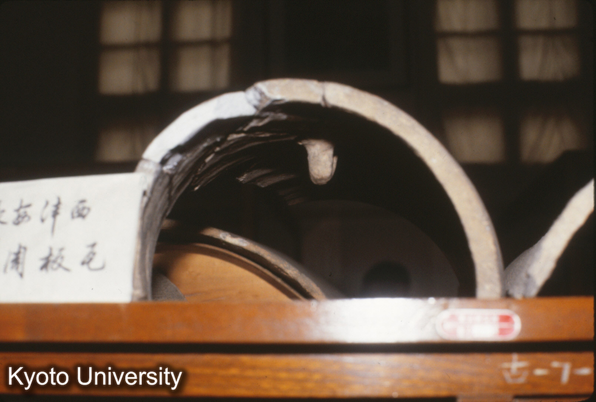 120_陝西長安灃西・西周板瓦 （社科院考古所展覧室） (1)