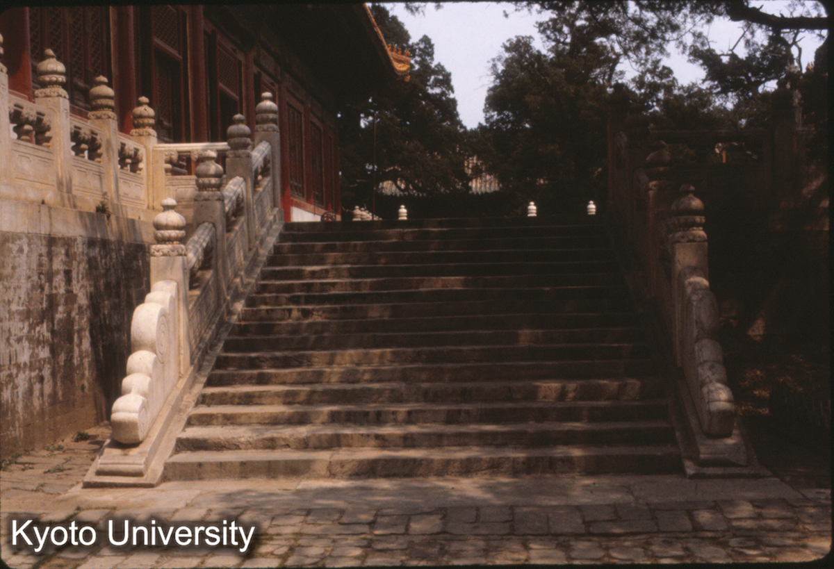 212_北京 孔廟 大成殿 月台側階 (1)