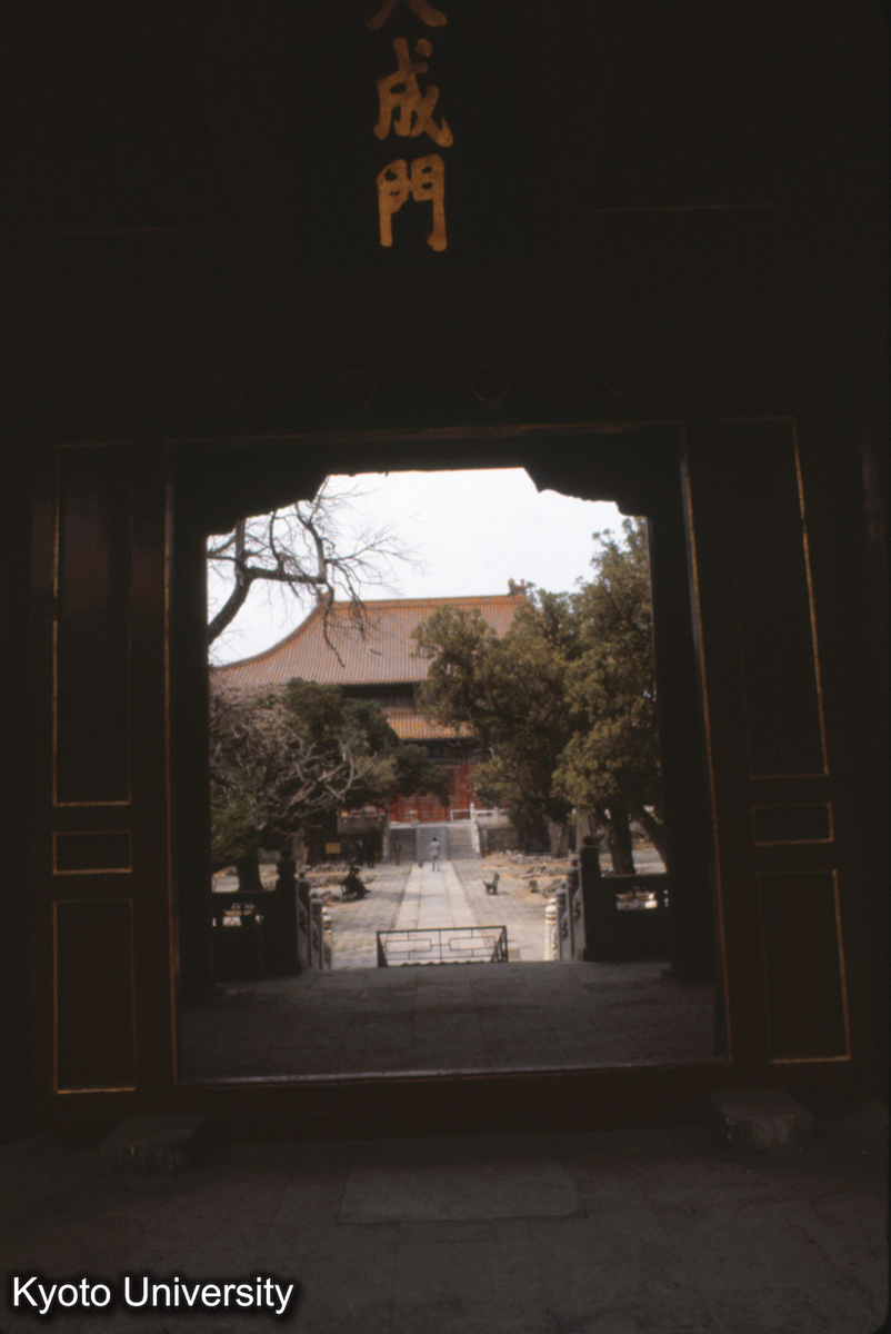 217_北京 孔廟 大成門より大成殿をみる (1)