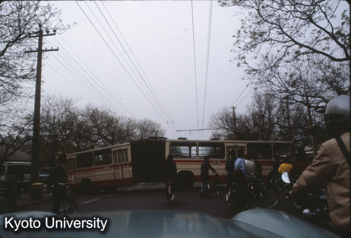283_北京市内 バス回転失敗による交通渋滞 (1)