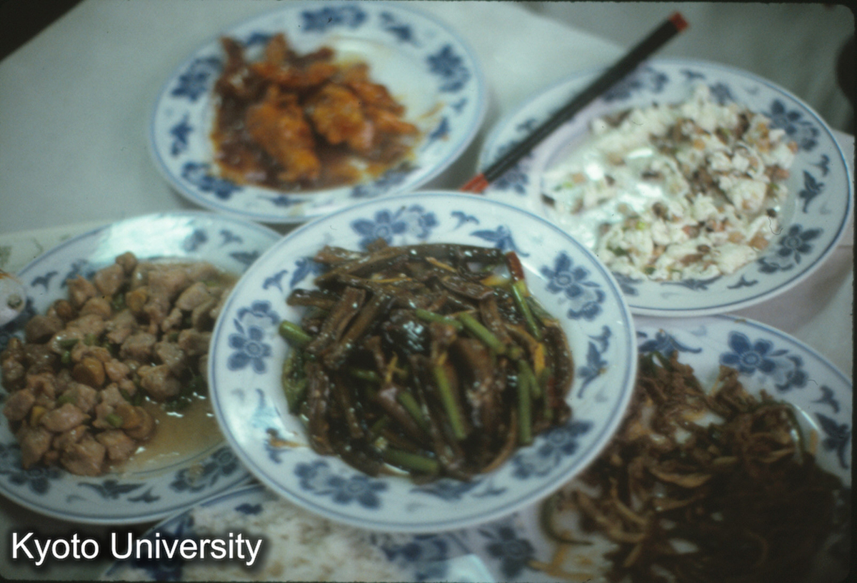 297_餐車の午飯 中心は鱔魚 (1)