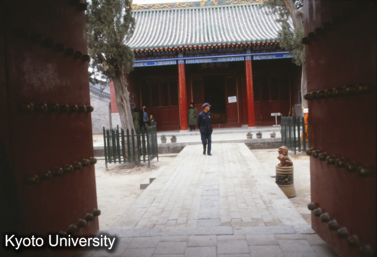319_邯鄲 黄粱祠 門より鐘離殿（前殿）へ土手道が連絡 (1)