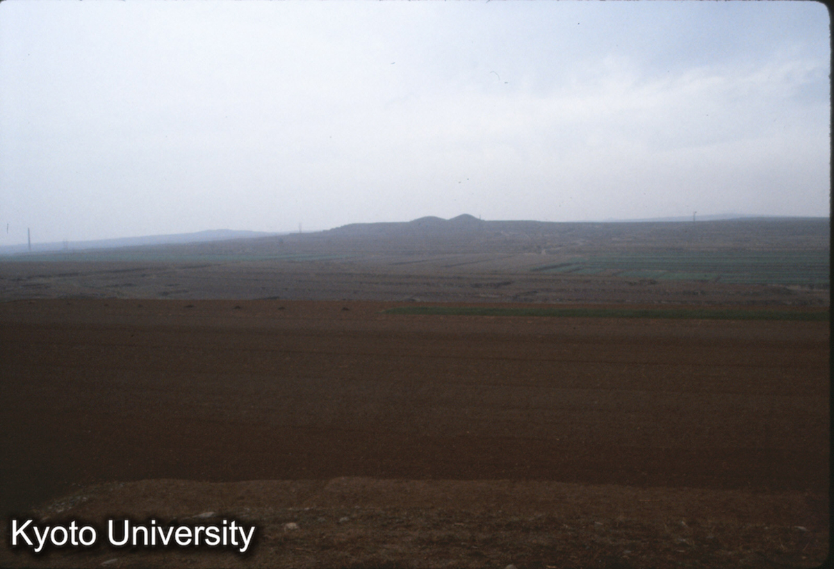 355_邯鄲 趙王陵 二陵台 うすくかすむ一陵台 (1)