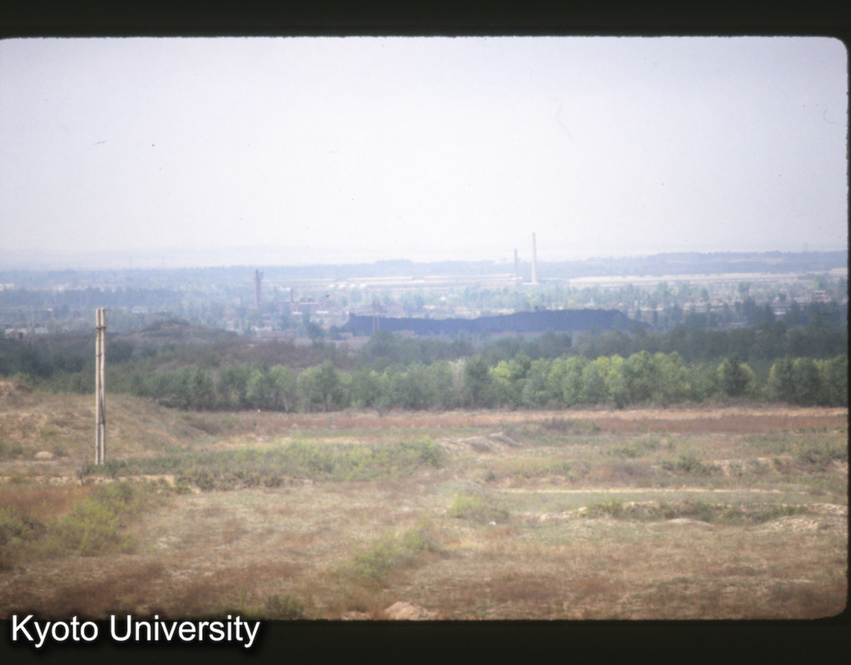 394_趙王城 西城龍台より北を見る（左が南北中軸線） (1)