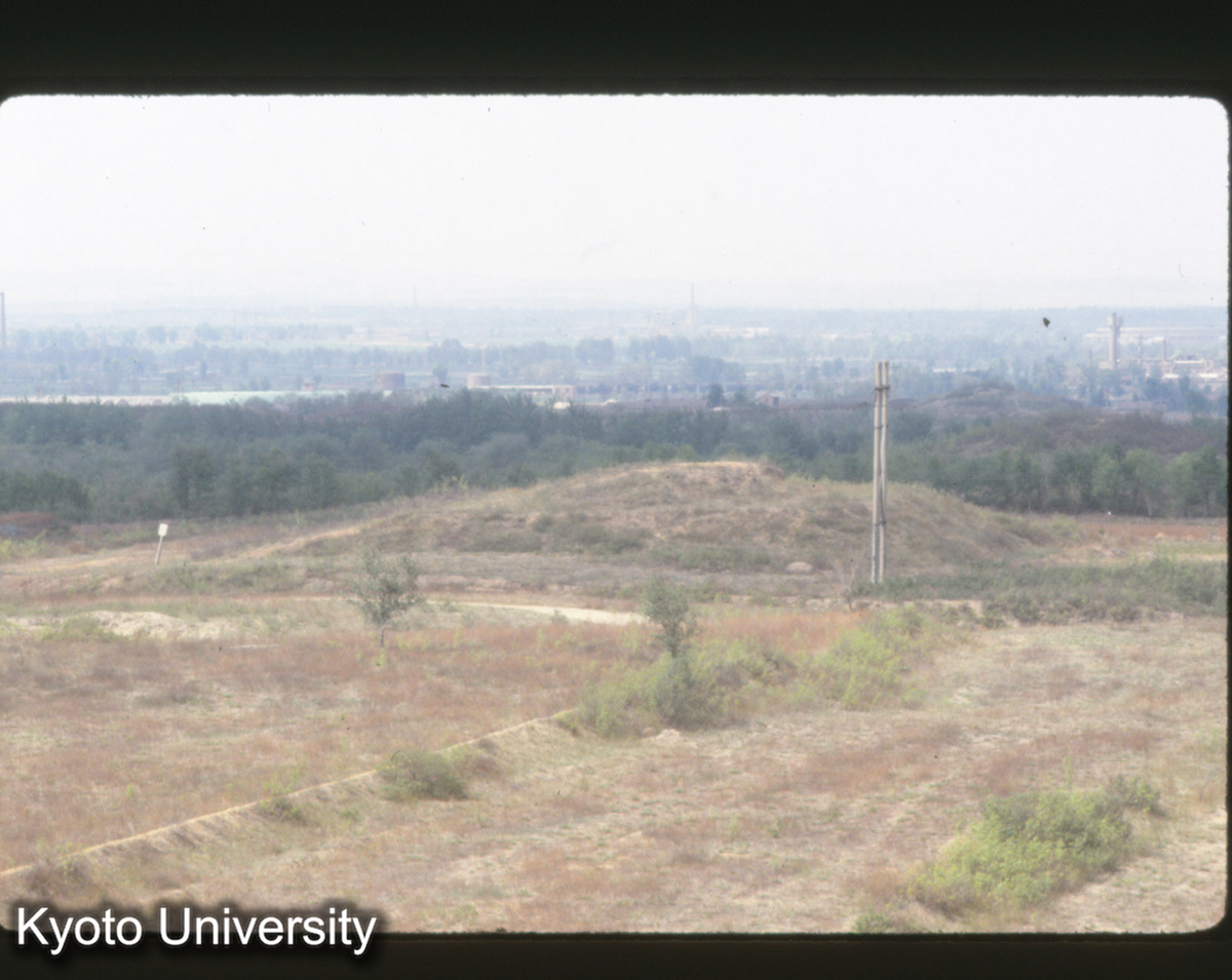 395_趙王城 西城龍台より北（南北中軸線）の2層台基を望む (1)