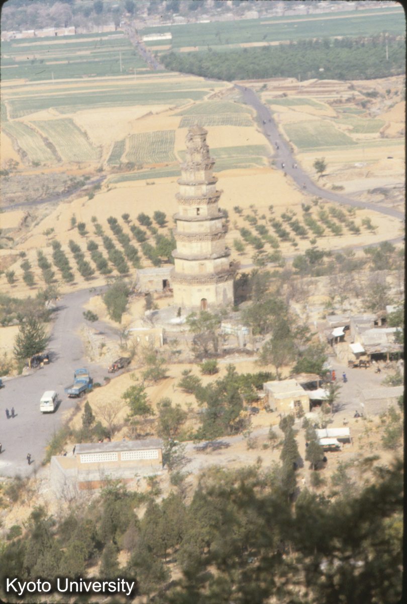 459_（北響堂山）常楽寺白塔 俯観 (1)