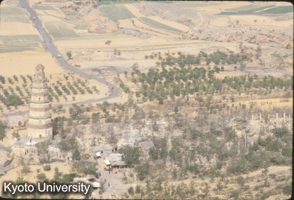 462_北響堂山頂より 常楽寺塔及殿址 俯観 (1)
