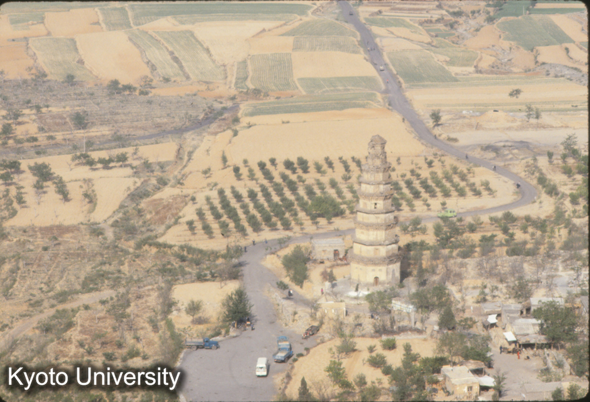 463_北響堂山頂より俯観 常楽寺白塔 (1)