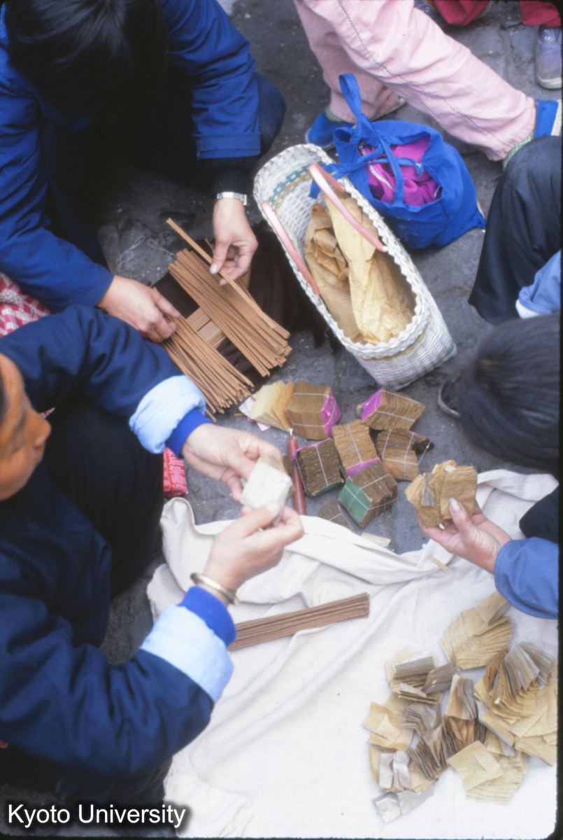 468_北響堂山 石窟 線香と護摩札? (1)