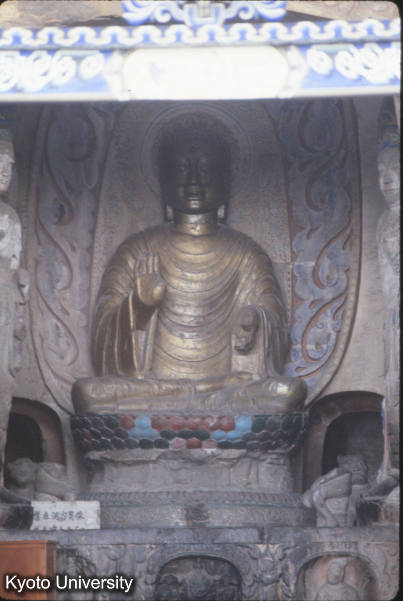 472_北響堂山 中窟（釈迦洞）本尊釈迦如来 北斉 (1)