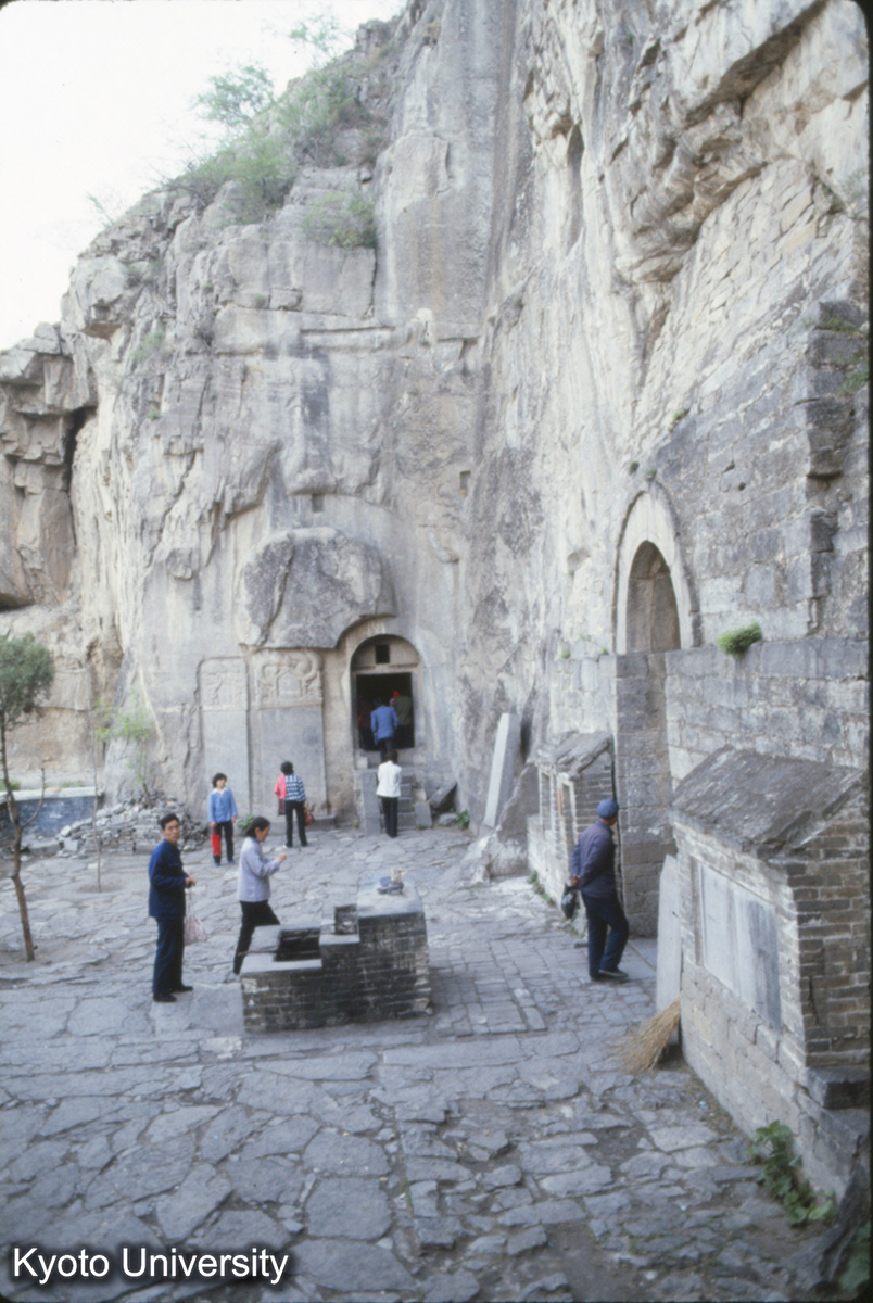 476_北響堂山 北窟（大仏洞）北面 原有大碑和窟檐。北面仏龕は明代。 (1)