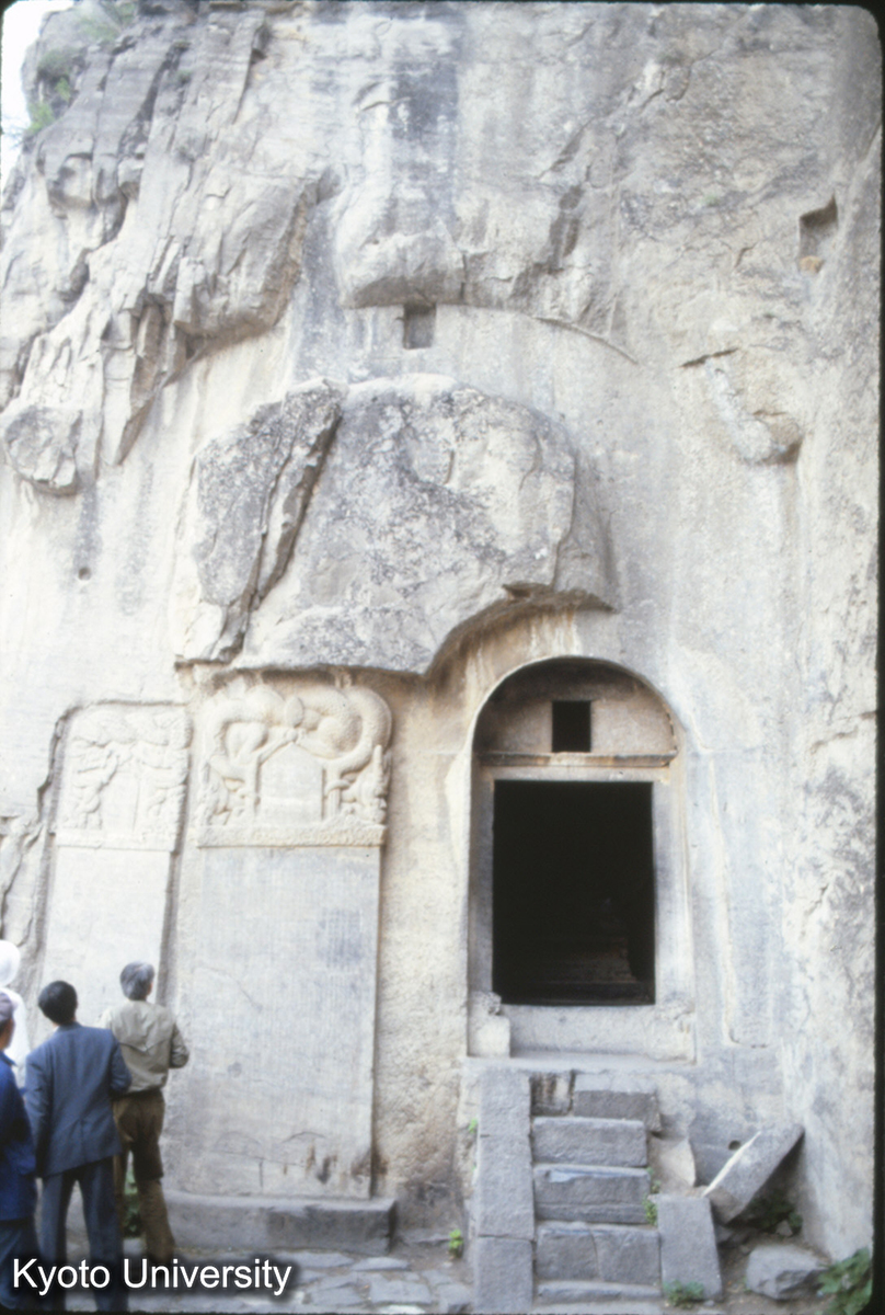 477_北響堂山 北窟（大仏洞）北面 北斉当初は密檐（桁枘穴あり）、大碑あり。現窟・碑は明代。明代 弘治17年、万暦26年碑 (1)