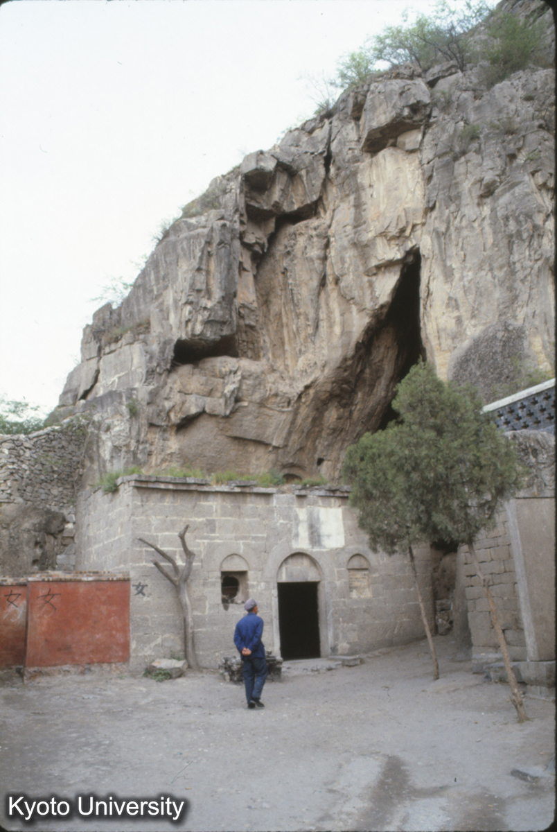 478_北響堂山 北窟下小窟 唐代両脇仏天蓋あり (1)