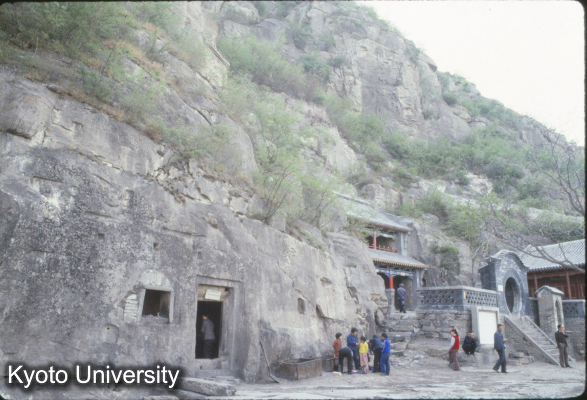 480_北響堂山 中窟（釈迦洞）を北より望む (1)