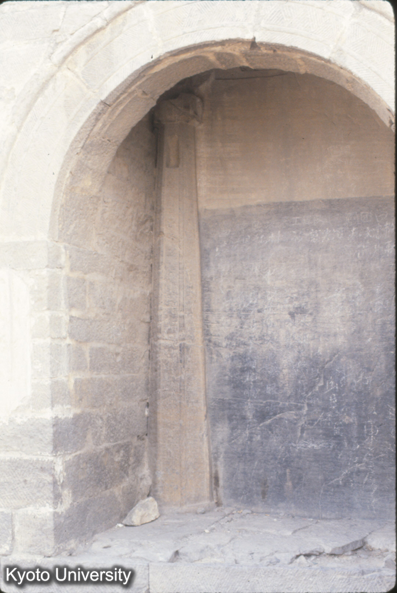 485_北響堂山南窟 南小龕 北斉 八角柱に栌斗、由額の痕あり (1)