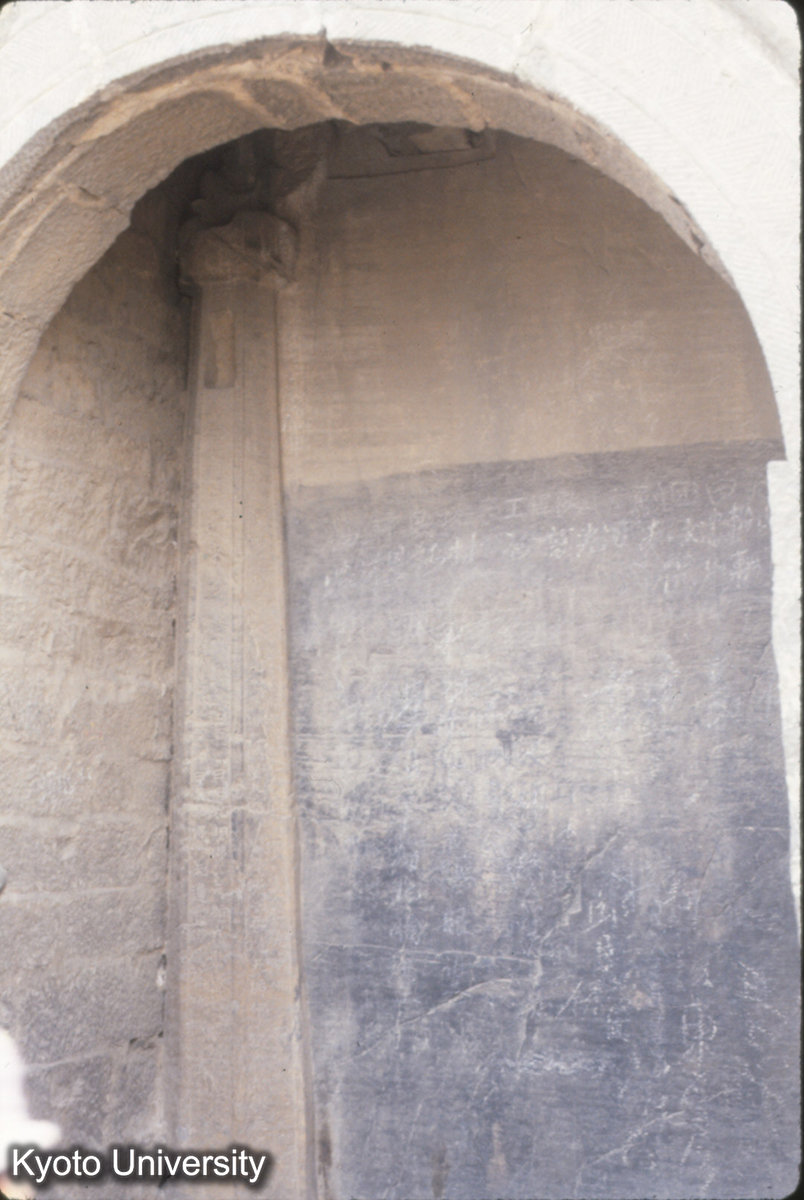 487_北響堂山南窟 南小龕 石柱詳細 斗栱・大斗・由額 (1)