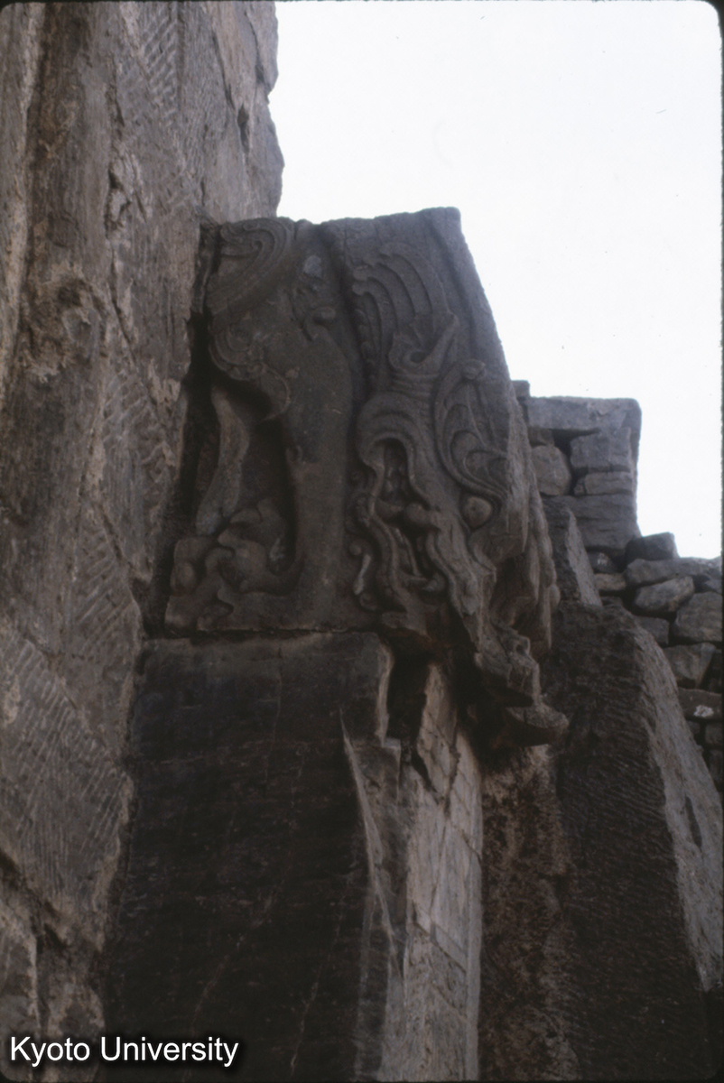 490_北響堂山南窟 南小龕 石柱頭彫 (1)