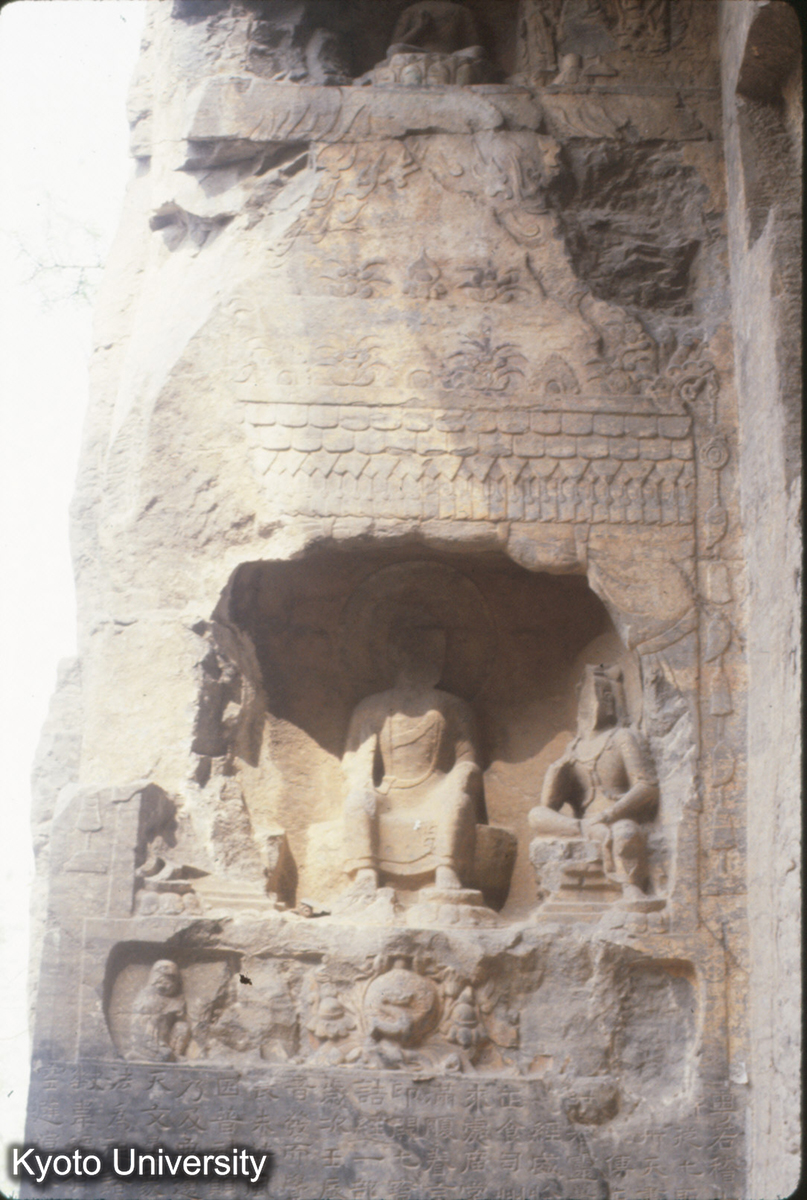 492_北響堂山南窟 外檐北壁西端 小仏龕（下に刻経文） (1)