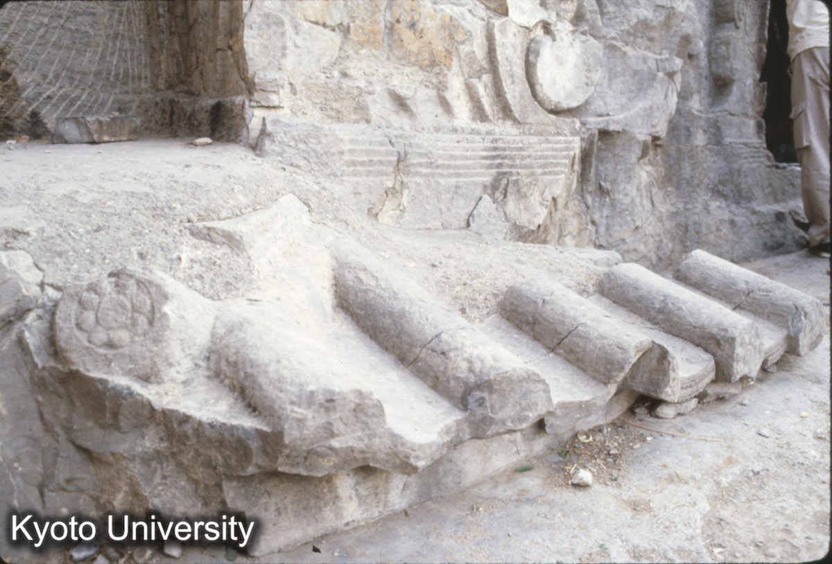 500_北響堂山南窟 上層 （北斉当初） 隅棟・軒丸・平瓦・鴟吻・熨斗瓦 前面テラスは後補 (1)