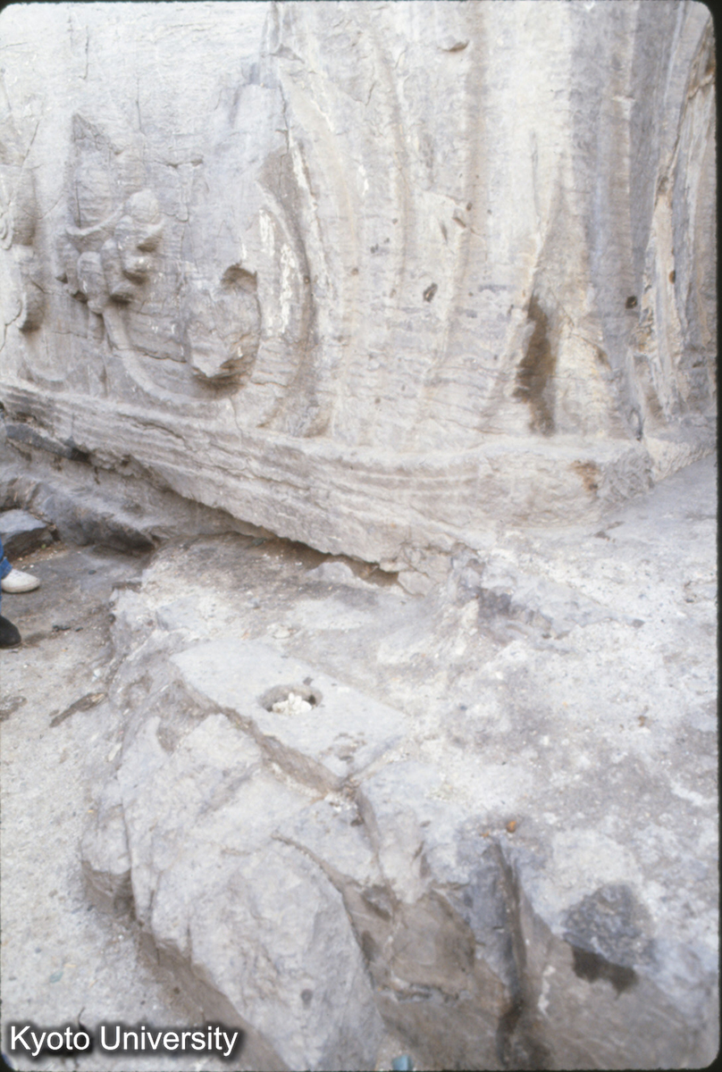 502_北響堂山南窟 上層 南側の鴟吻と隅棟 (1)