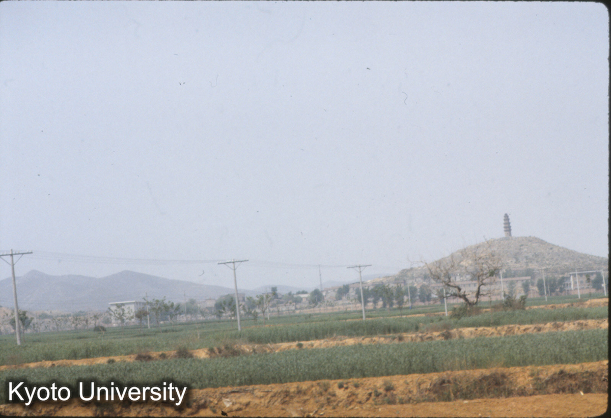 520_宋代古塔 武安→磁山へ通ずる道の西の山 (1)