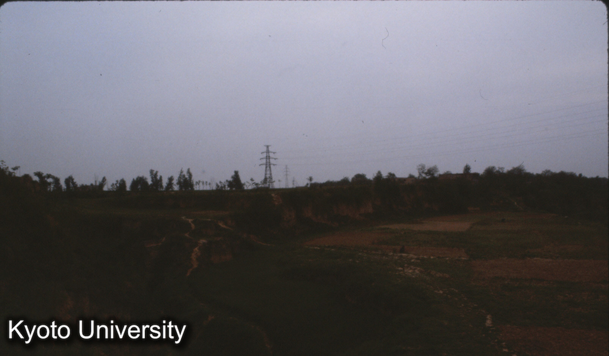 619_洛陽東干溝 東周城址 左が城壕、右が澗河 (1)