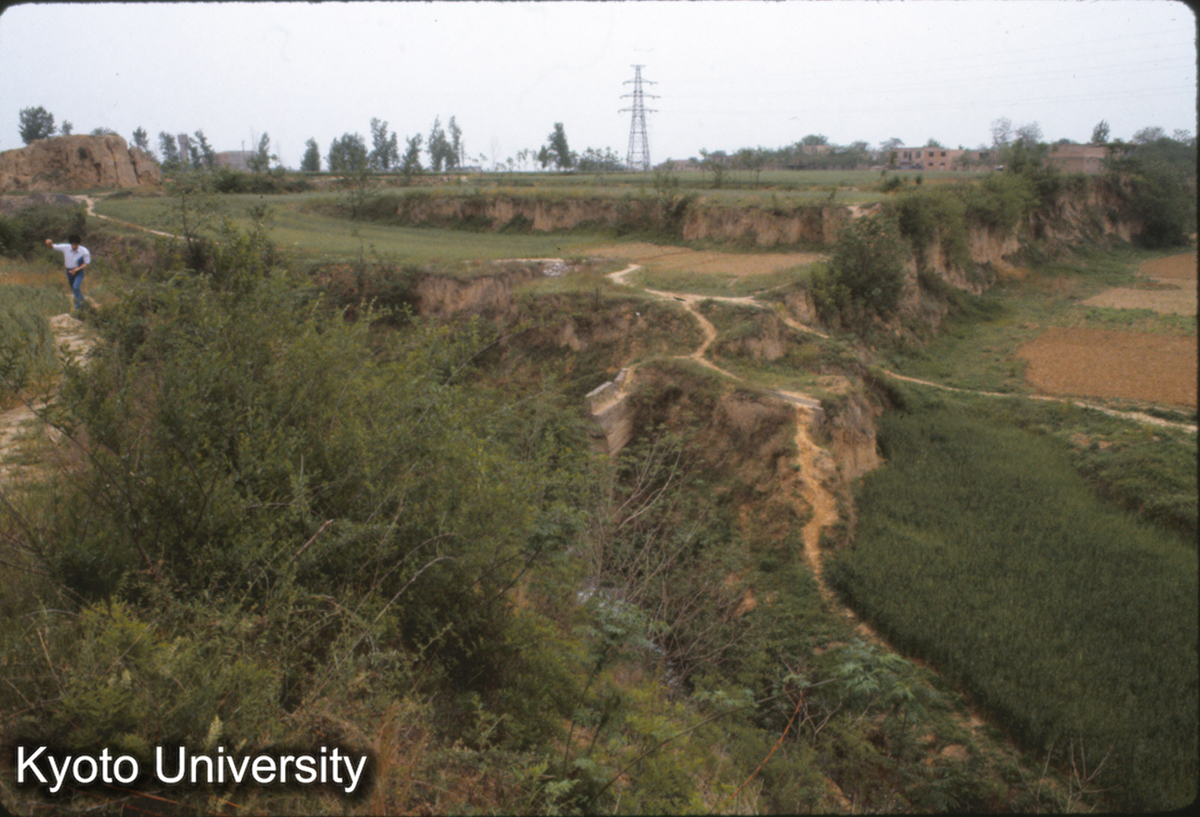 620_洛陽東干溝 東周城址 左が城壕、右が澗河 (1)