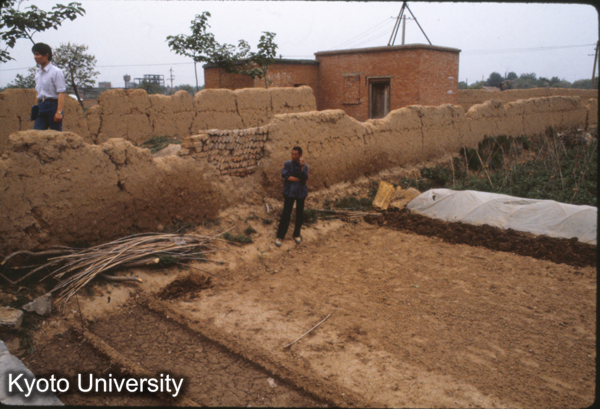 624_洛陽瞿豪屯・東周城南墻 道路が南墻の上に当たる。南側（手前）は一段低い＝城外 (1)